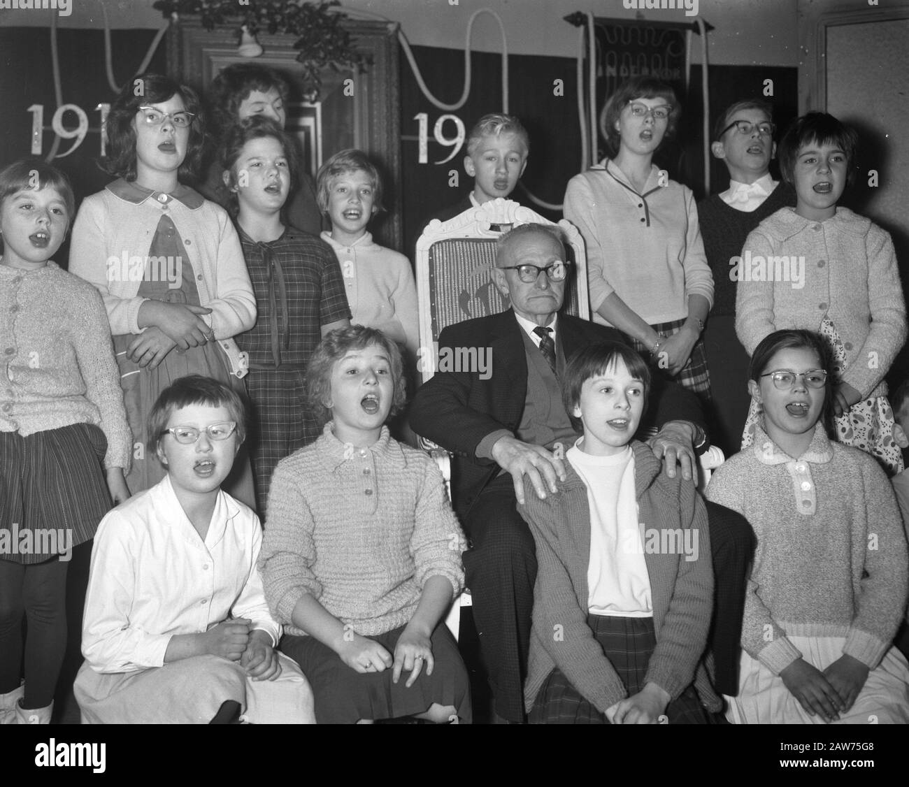 Tío Jaap Felinga 46 Años Zona De Juegos Westerkwartier. Coro de niños cantan el jubileo hasta la fecha: 18 de diciembre de 1961 Foto de stock