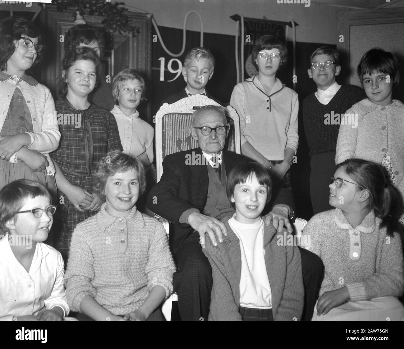 Tío Jaap Felinga 46 Años Zona De Juegos Westerkwartier. Coro de niños cantan el jubileo hasta la fecha: 18 de diciembre de 1961 Foto de stock