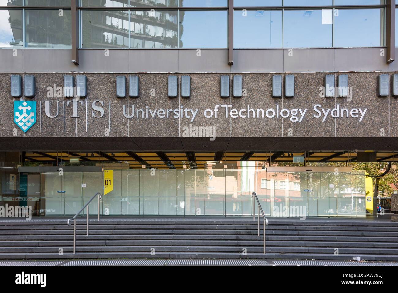 Sydney, Australia - 25 de abril de 2016: Vista frontal del edificio de la Universidad de Tecnología de Sydney Foto de stock