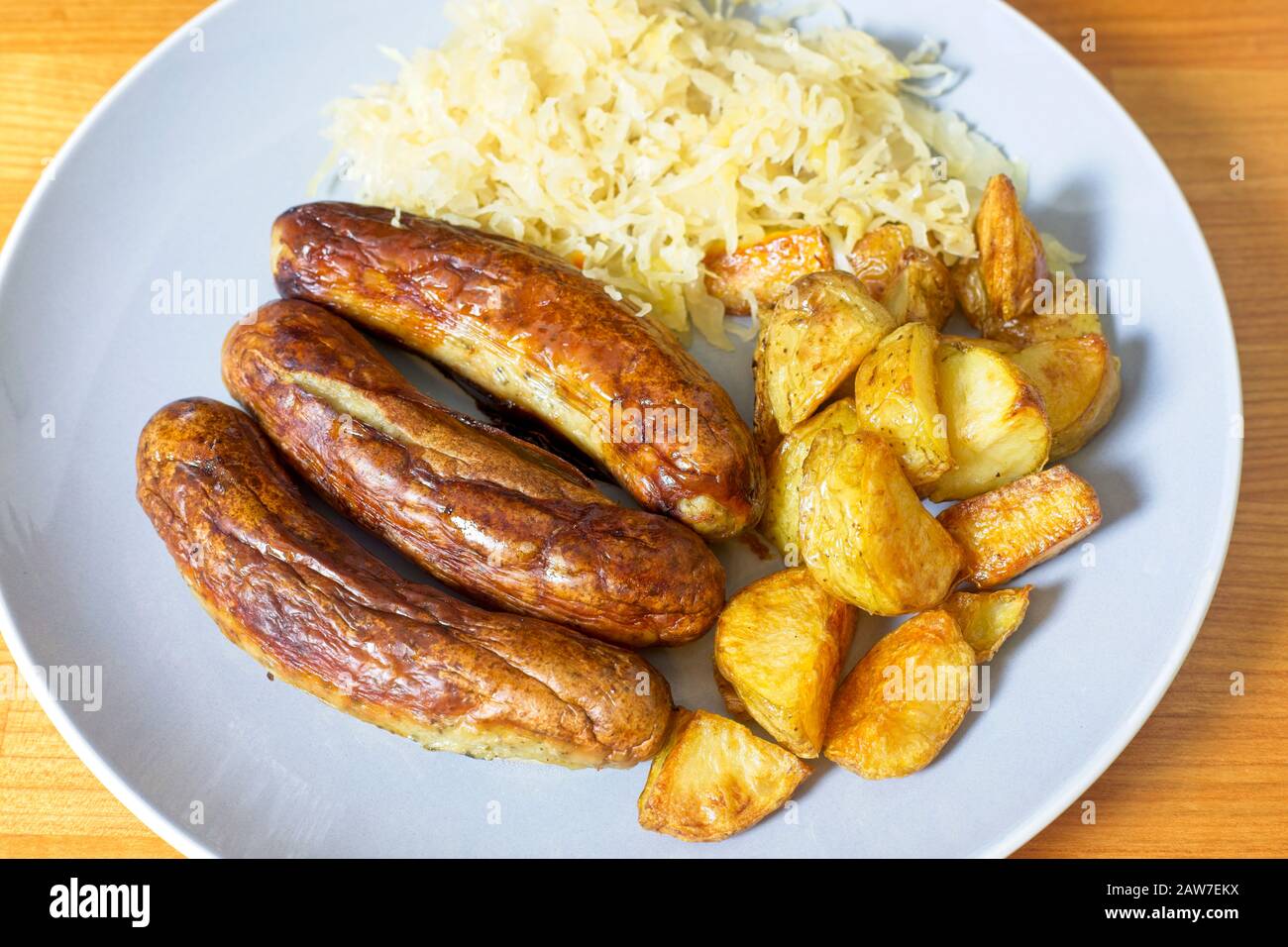 Bratwurst with sauerkraut fotografías e imágenes de alta resolución - Alamy