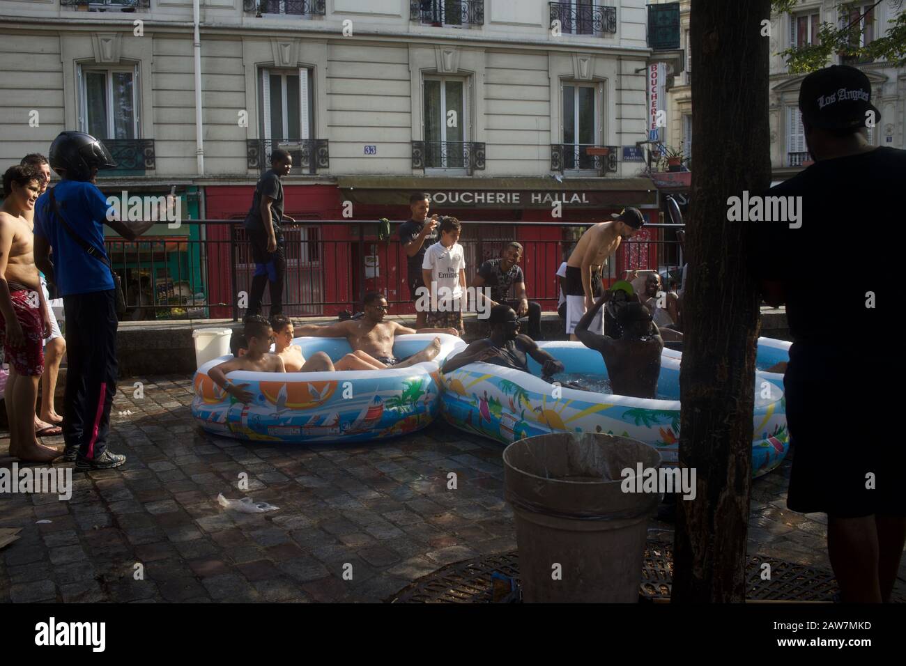 Los habitantes locales se enfrían en el calor del verano, la Goutte dor, París, Francia Foto de stock