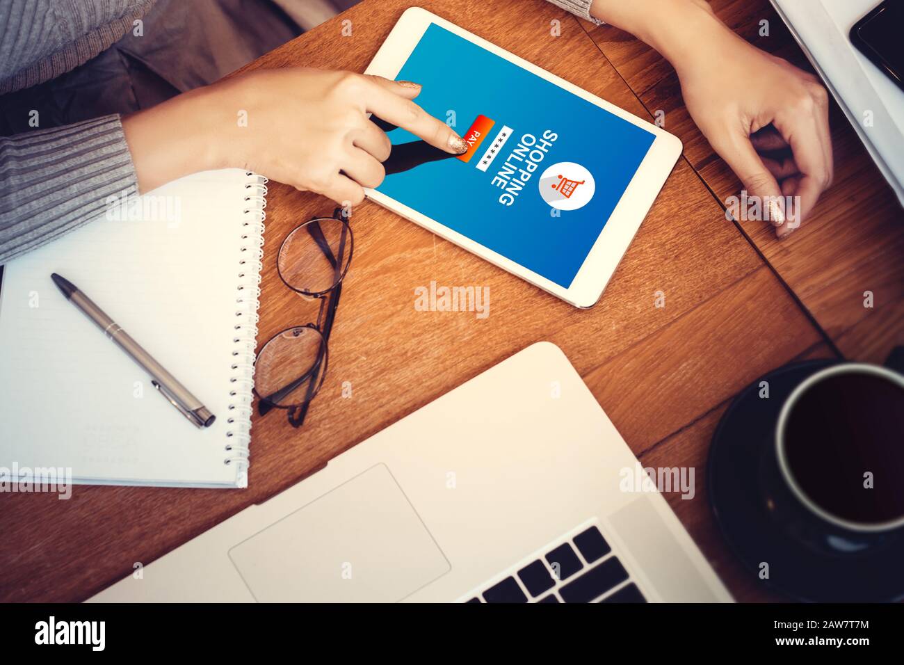 sitio web de compras en línea en la pantalla de la tableta con manos femeninas escribiendo contraseña para el pago de seguridad en línea. mujer utilizando la tableta digital para comprar en línea , e- Foto de stock