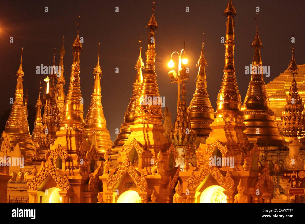 Pagoda Swedagon por la noche Foto de stock