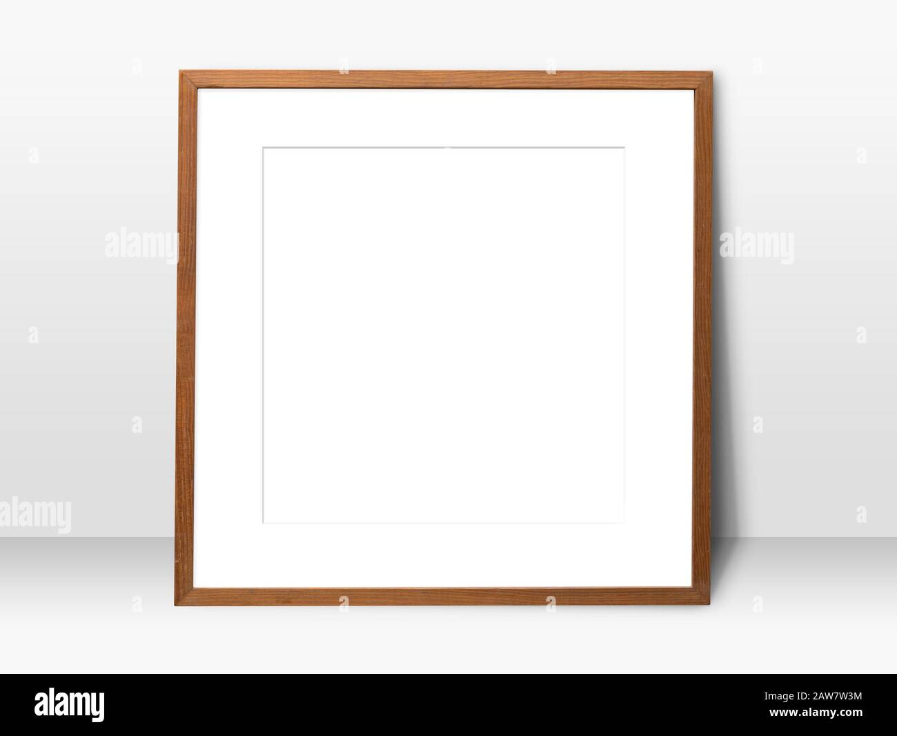 espacio blanco vacío en marco de madera en blanco apoyado sobre una pared blanca. marco de fotos en blanco simple para presentación o decoración de fondo Foto de stock