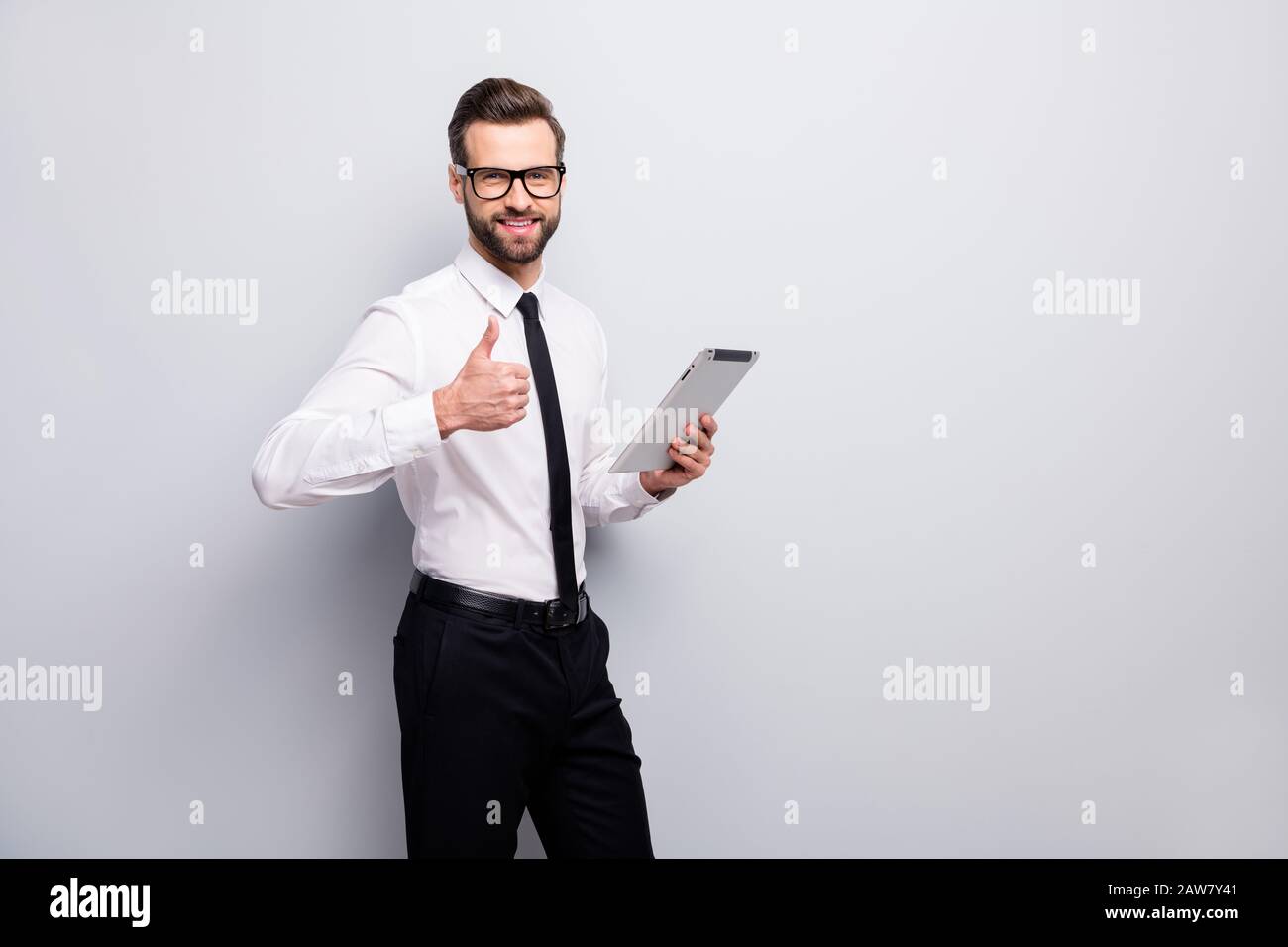 Retrato de la confianza fresco positivo líder hombre freelancer uso tableta  mostrar pulgar up aprobación asociación ropa blanco negro pantalones  aislados Fotografía de stock - Alamy