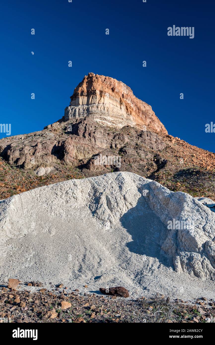 Cerro Castellanan alias Castolon Peak sobre tuffs volcánicos o depósitos de cenizas, Ross Maxwell Scenic Drive, Desierto de Chihuahua, Parque Nacional Big Bend, Texas USA Foto de stock