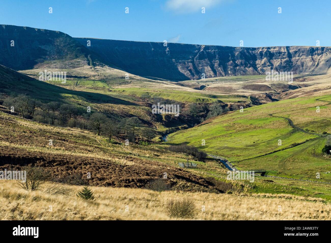 La cima del valle de Cwmparc, un sidshoot del principal valle de Rhondda Fawr, en el sur de Gales, en un soleado día de febrero. Una atracción proporciona esta gran vista Foto de stock