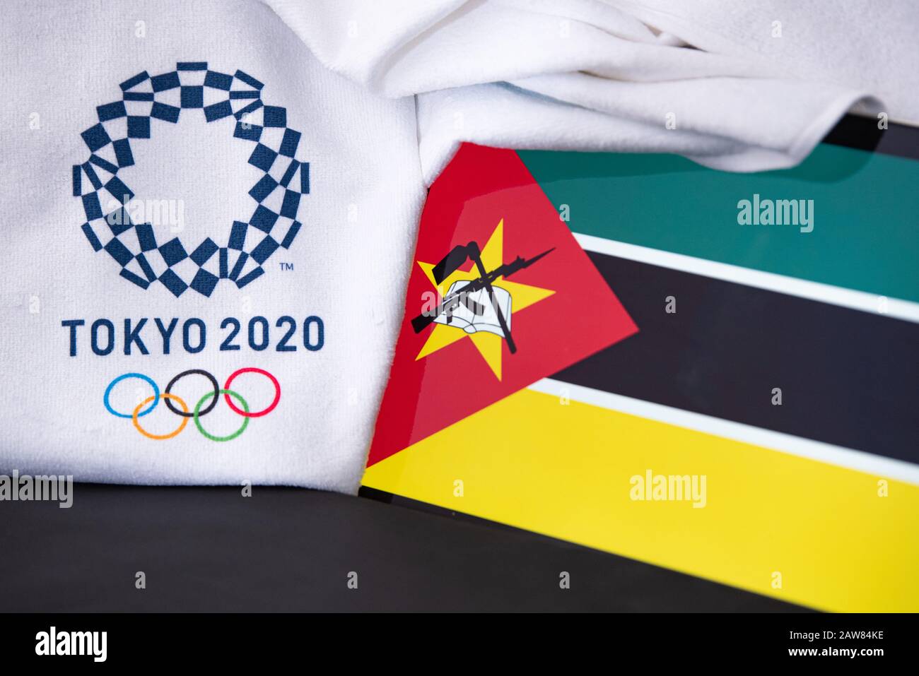 TOKIO, JAPÓN, FEBRERO. 8. 2020: Mozambique en el juego olímpico de verano en Tokio 2020, bandera nacional, fondo negro Foto de stock
