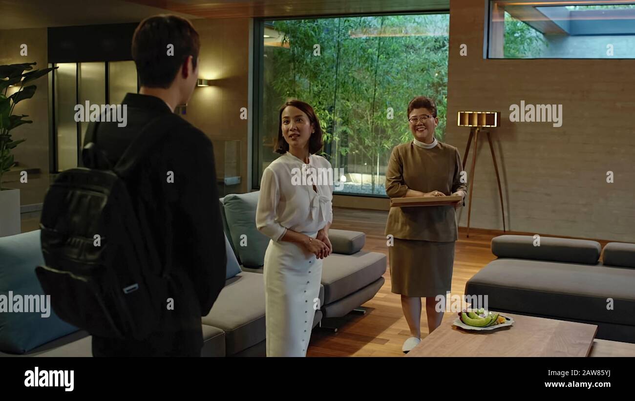 Parásito [Gisaengchung ] (2019) dirigido por Bong Joon Ho y protagonizado por Jeong-eun Lee, Woo-sik Choi y Yeo-jeong Jo. Una familia pobre se irratiza con una familia rica conduce a resultados inesperados en este inteligente thriller surcoreano. Foto de stock