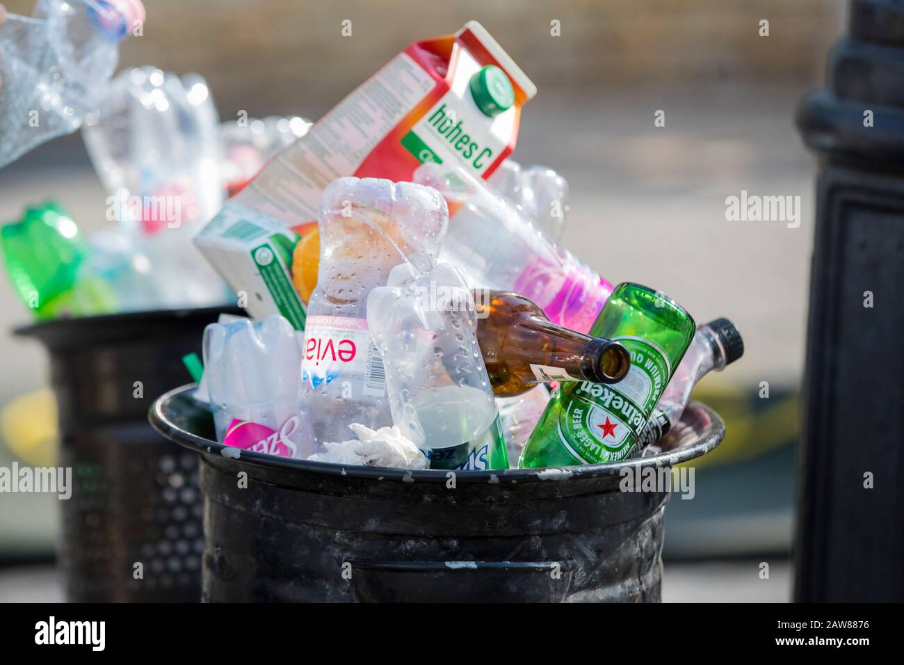 Budapest, HUNGRÍA - 19 DE AGOSTO de 2017: Los botes de basura de la calle  están llenos de botes de basura con botellas de plástico de escaneos hasta  arriba Fotografía de stock - Alamy