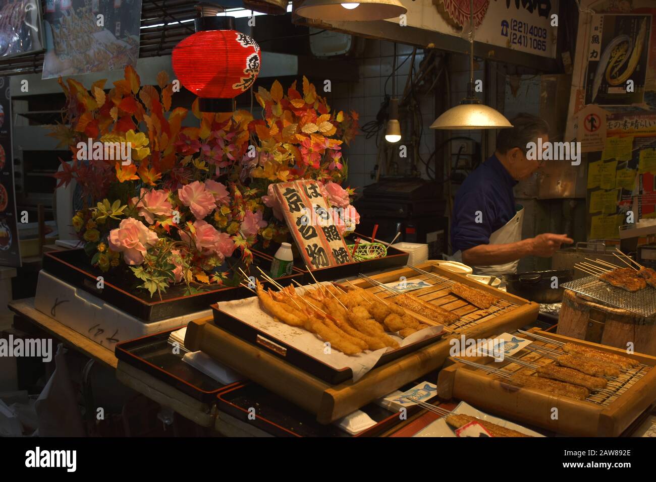 Clientes en el mercado iluminado de Nishiki Foto de stock