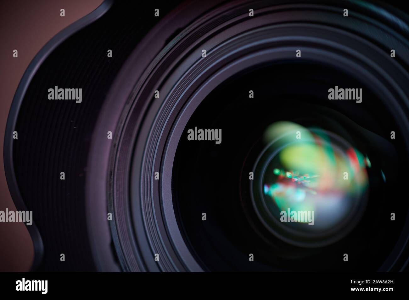 Fotografía macro de una lente DSLR con un colorido resplandor Foto de stock