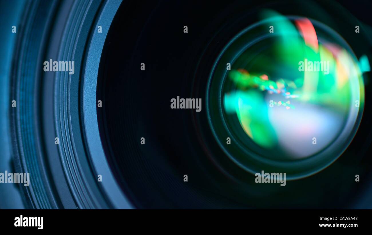 Fotografía macro de una lente DSLR con un colorido resplandor Foto de stock