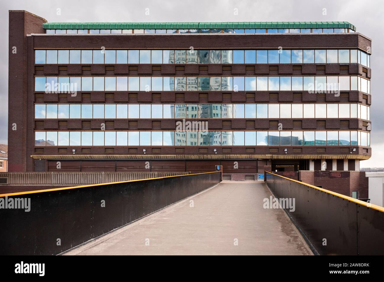 Típica arquitectura comercial moderna un bloque de oficinas con ventanas de vidrio reflectante y pasarela de hormigón de alto nivel, Adrian House en Newcastle upon Foto de stock
