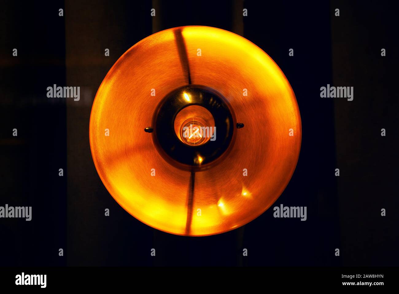 foco cálido sobre fondo oscuro Foto de stock