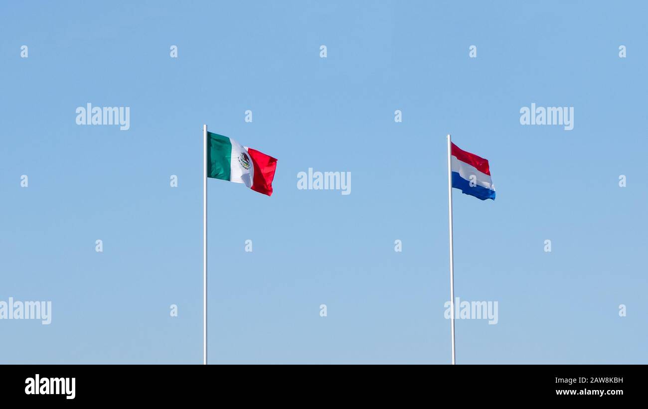 Banderas mexicanas y holandesas una al lado de otra Foto de stock