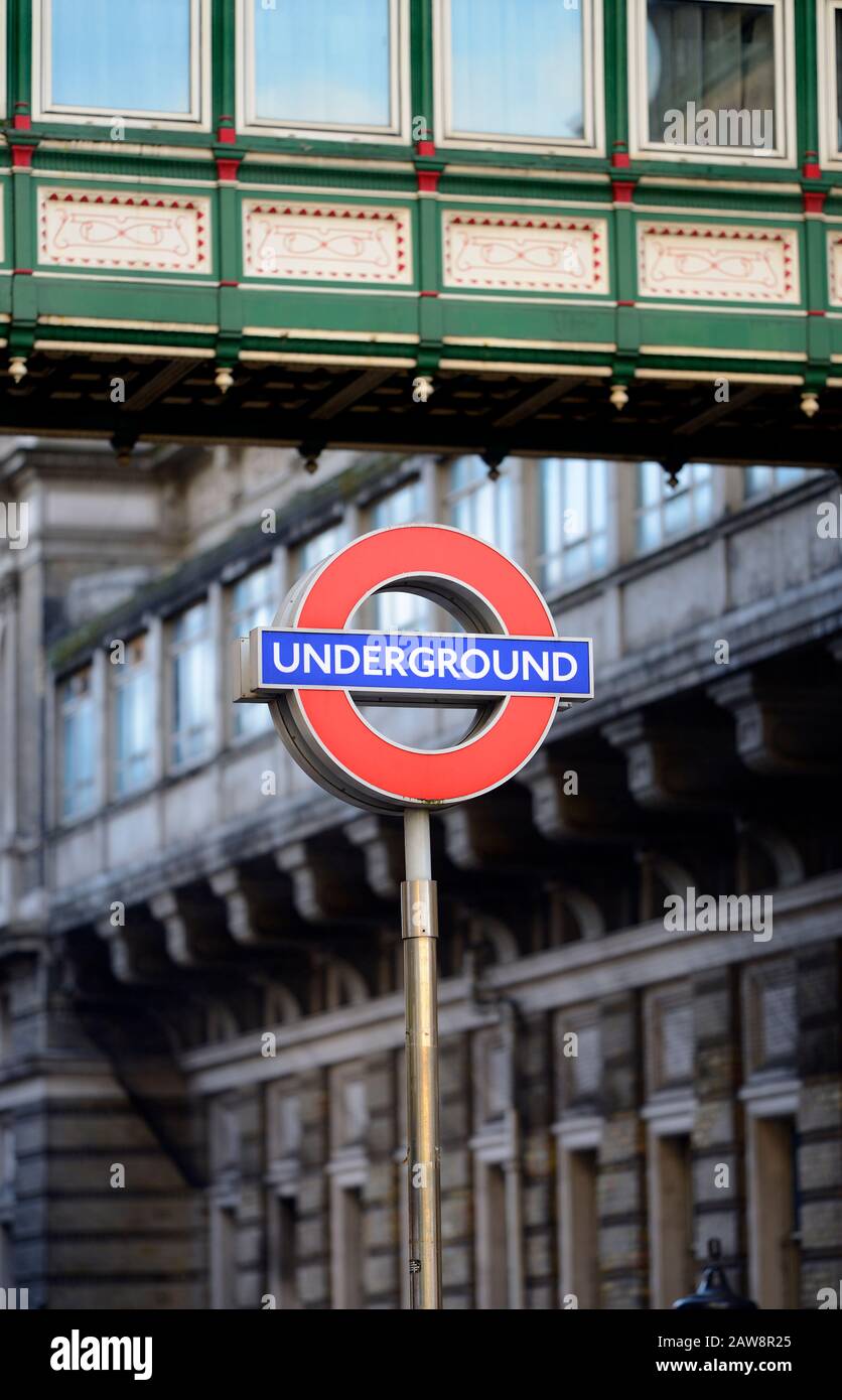 Londres, Inglaterra, Reino Unido. Señal De Metro De Londres En Villiers Street, Charing Cross Foto de stock