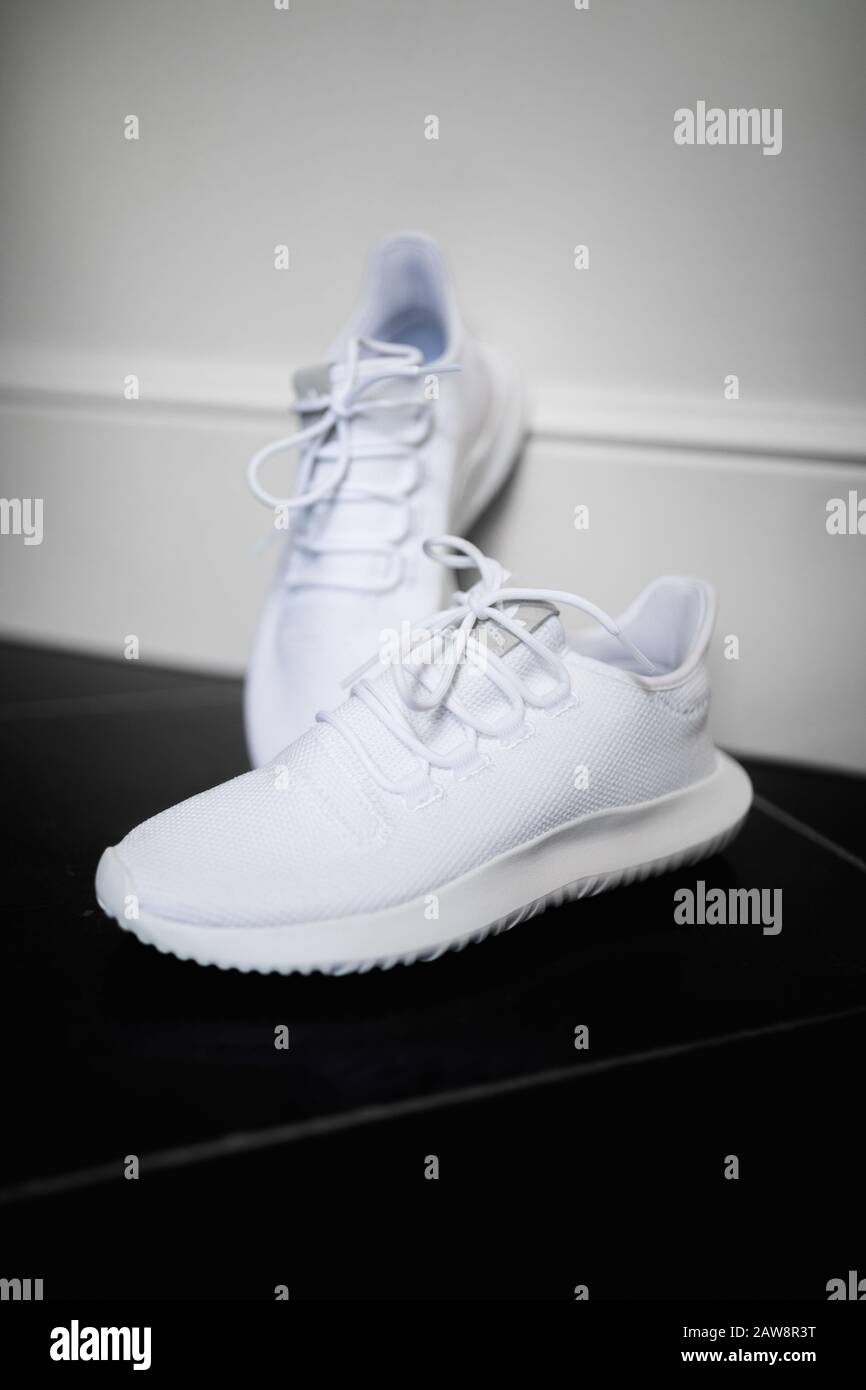 Zapatillas adidas blancas fotografías e imágenes de alta resolución - Alamy