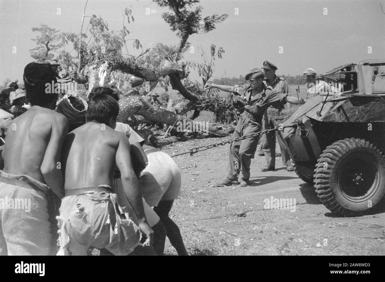 Report Race peekaboo pick Soldiers carretera de bloques de carreteras usando población indígena Fecha: Agosto 1947 ubicación: Indonesia Dutch East Indies Foto de stock