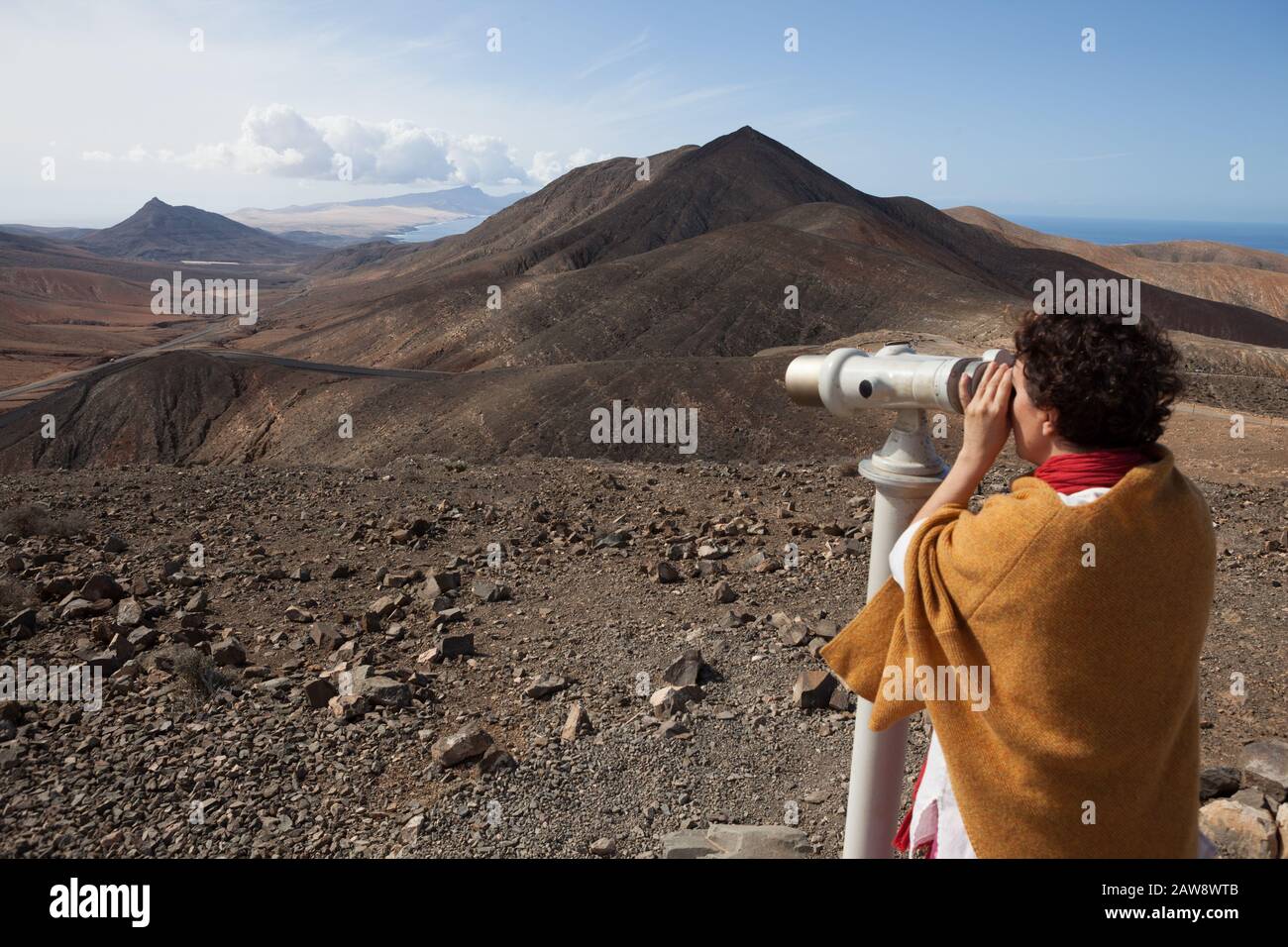 Un turista observando el paisaje con un telescopio. Mirador Astronómico De  Sicasumbre, Fuerteventura, Islas Canarias Fotografía de stock - Alamy