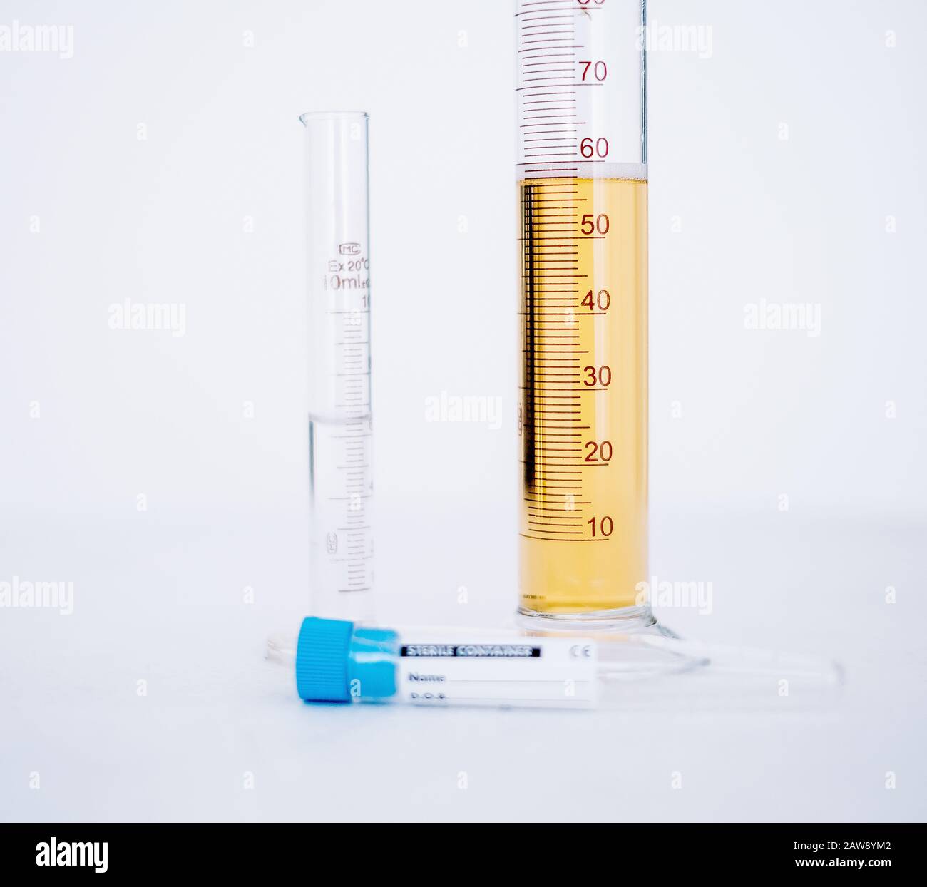 Investigación médica en un laboratorio con tubos de ensayo Foto de stock