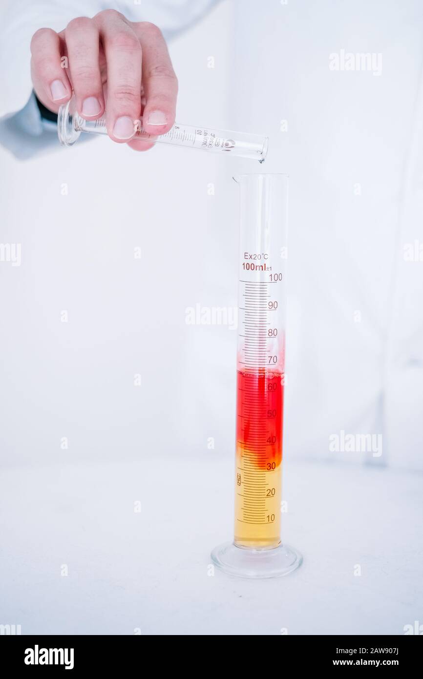 Investigación médica en un laboratorio con tubos de ensayo Foto de stock