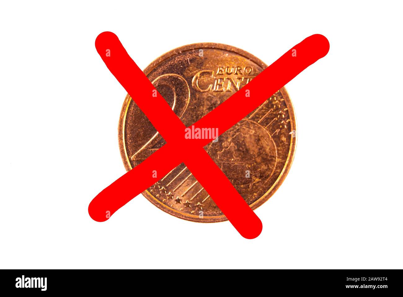 la moneda de 2 céntimos de euro se cruzó con una x roja, concepto de unión europea que prohíbe las monedas de 2 céntimos, sobre fondo blanco Foto de stock