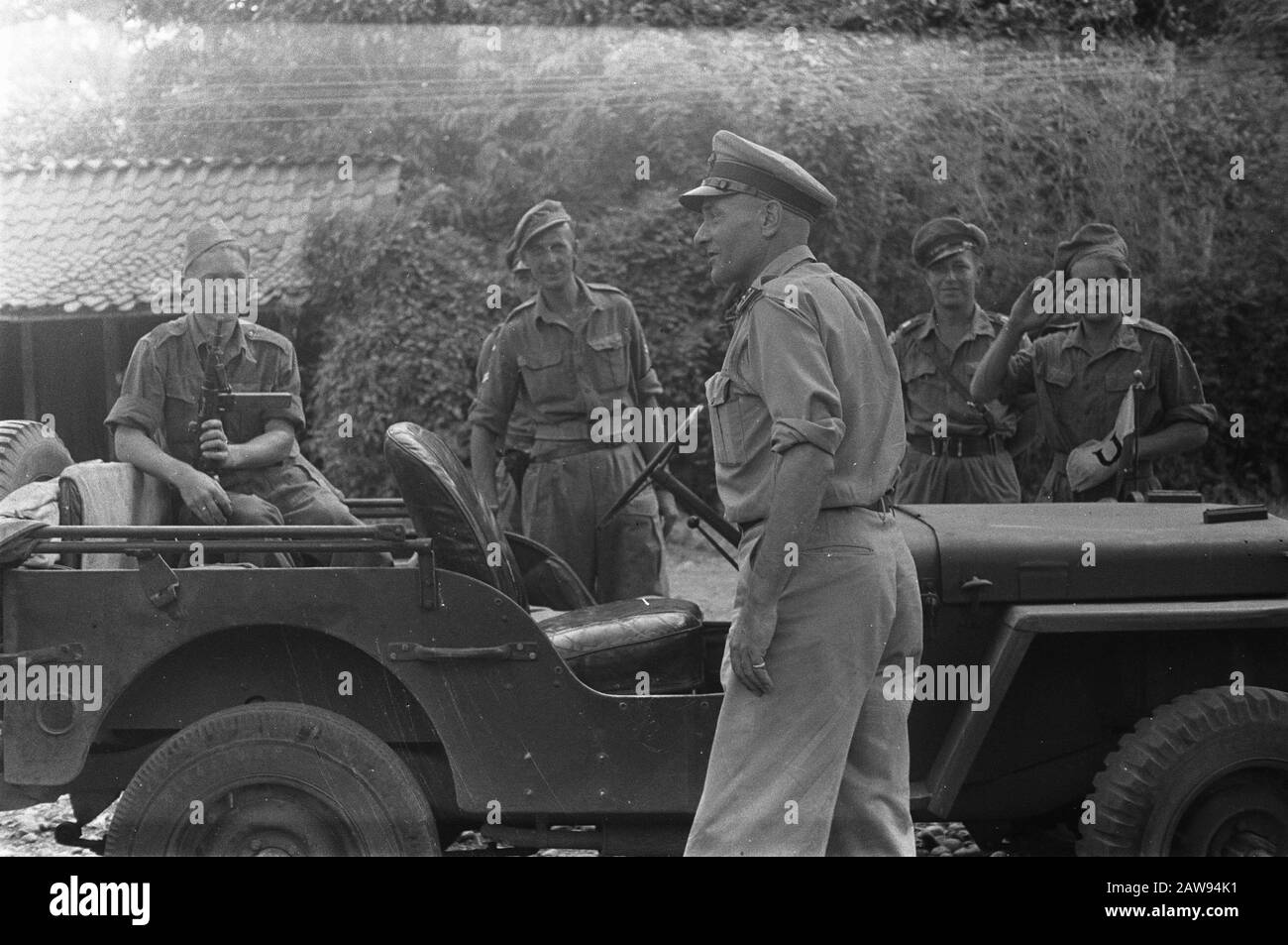 Coronel J. W. Sluyter U-Brigade en un jeep Fecha: 01/01/1947 ubicación: Indonesia Dutch East Indies Foto de stock