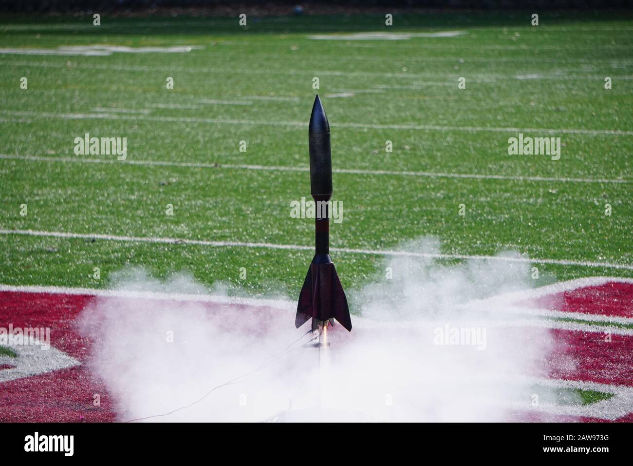 experimento de lanzamiento de cohetes realizado por los estudiantes Foto de stock