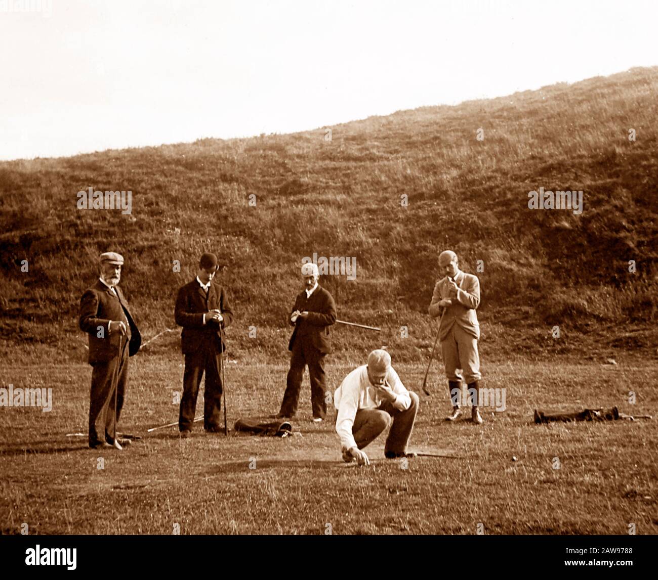 Grupo de hombres jugando al golf, época victoriana Foto de stock