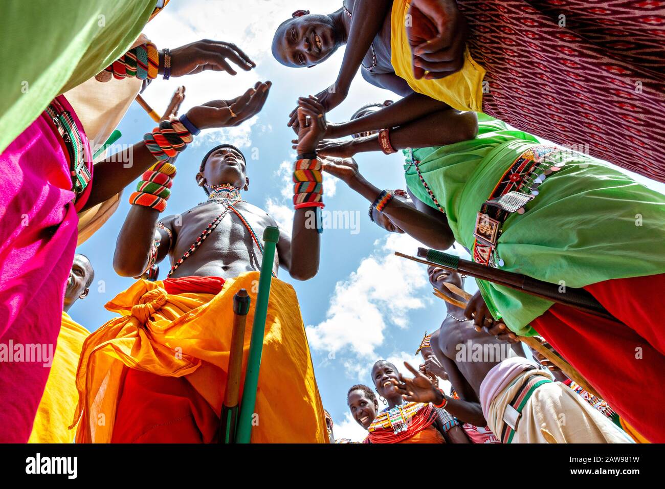 Hombres de Samburu vestidos locales en el pueblo, en Samburu, Kenia. Foto de stock