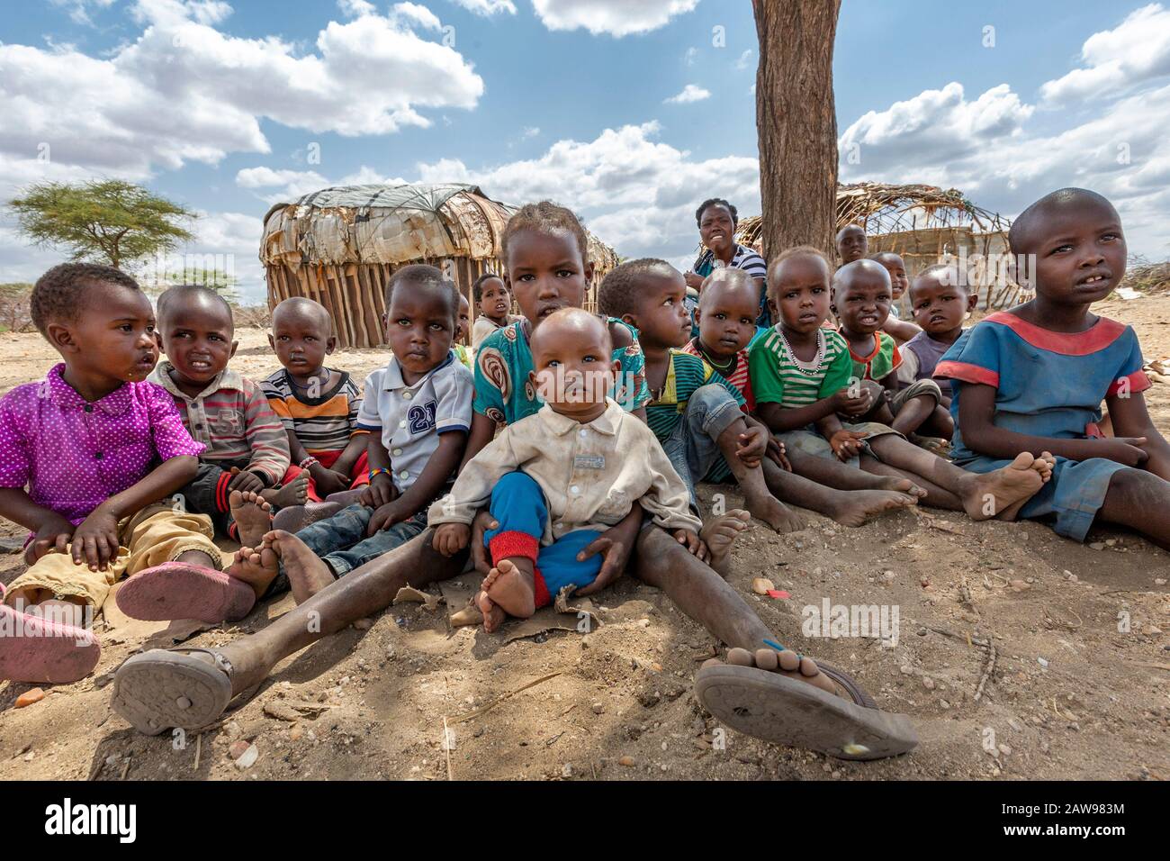 Niños de la aldea con su maestro, en Samburu, Kenia Foto de stock
