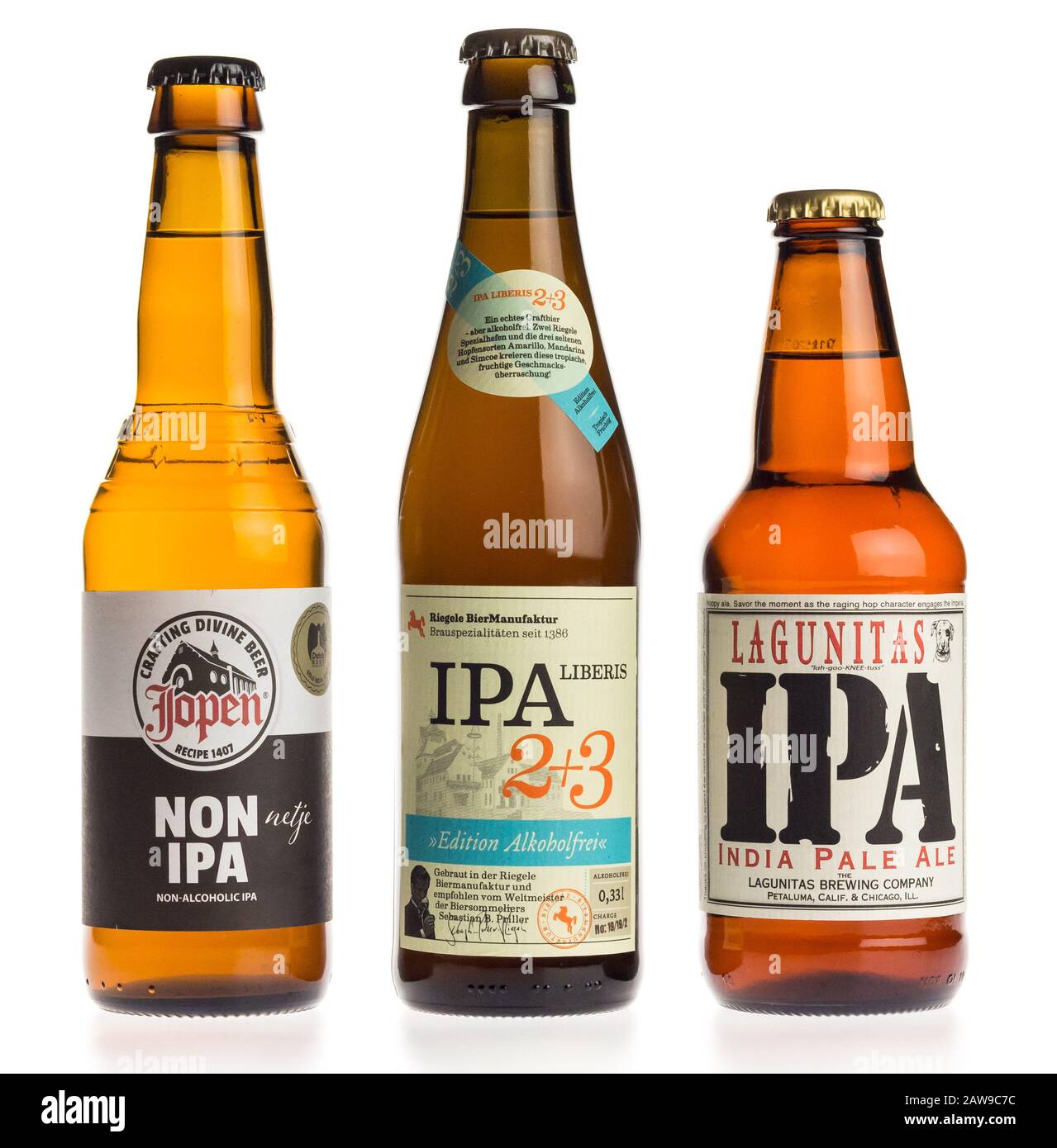 Colección de cervezas artesanales IPA aisladas sobre fondo blanco Foto de stock