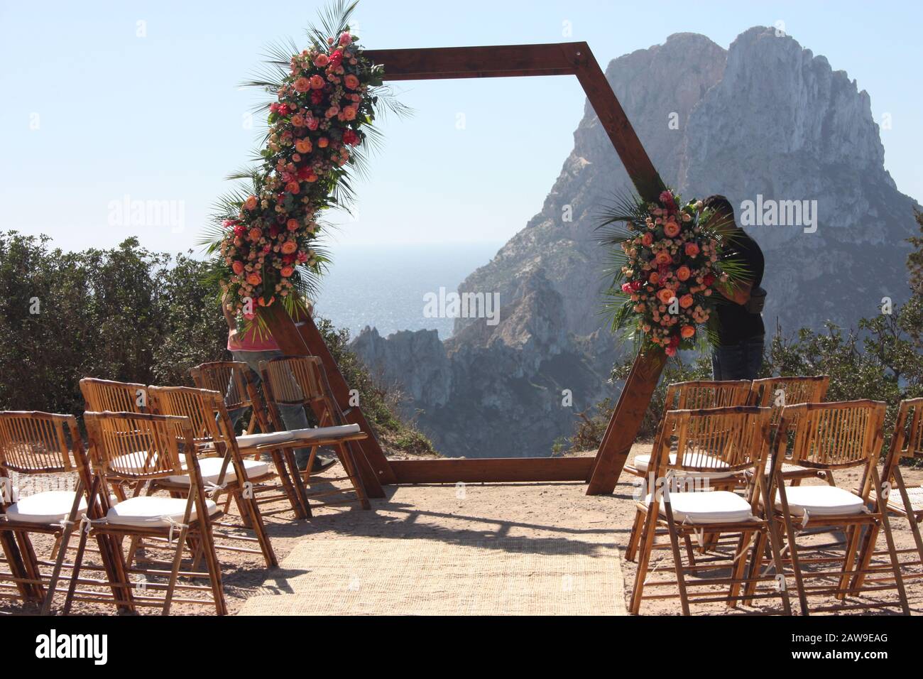 Casándose en Ibiza en verano. Preparación de bodas de ensueño en Cala  D'Hort frente al mágico islote de es Vedra para celebrar el amor en el mar  Fotografía de stock - Alamy