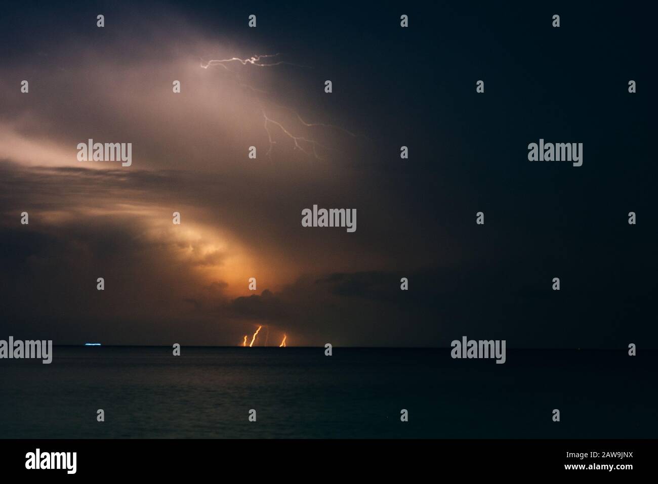 relámpago en la costa caribeña de méxico, isla holbox Foto de stock