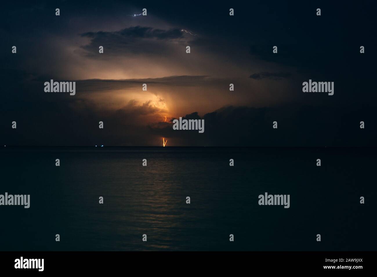 relámpago en la costa caribeña de méxico, isla holbox Foto de stock