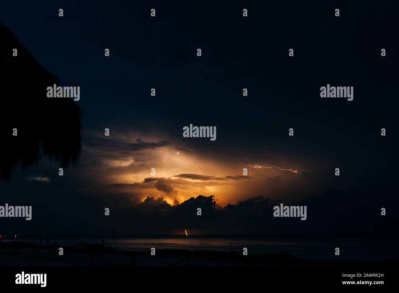 relámpago en la costa caribeña de méxico, isla holbox Foto de stock