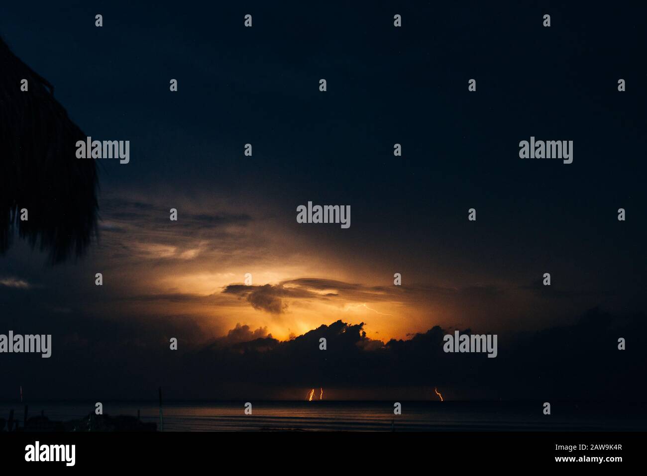 relámpago en la costa caribeña de méxico, isla holbox Foto de stock