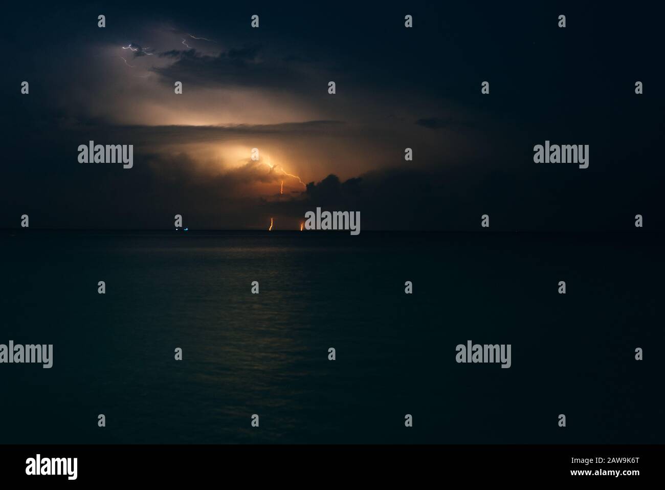 relámpago en la costa caribeña de méxico, isla holbox Foto de stock