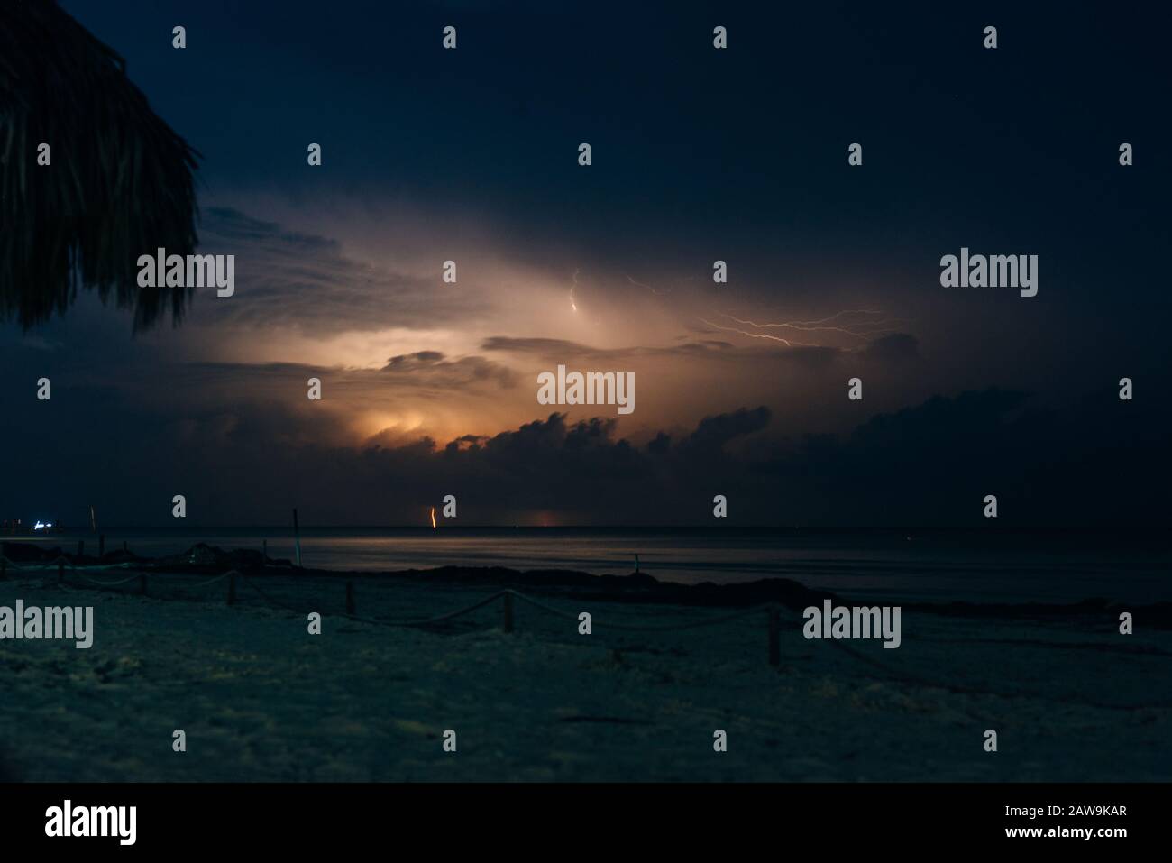 relámpago en la costa caribeña de méxico, isla holbox Foto de stock