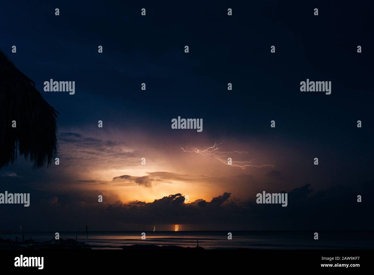 relámpago en la costa caribeña de méxico, isla holbox Foto de stock