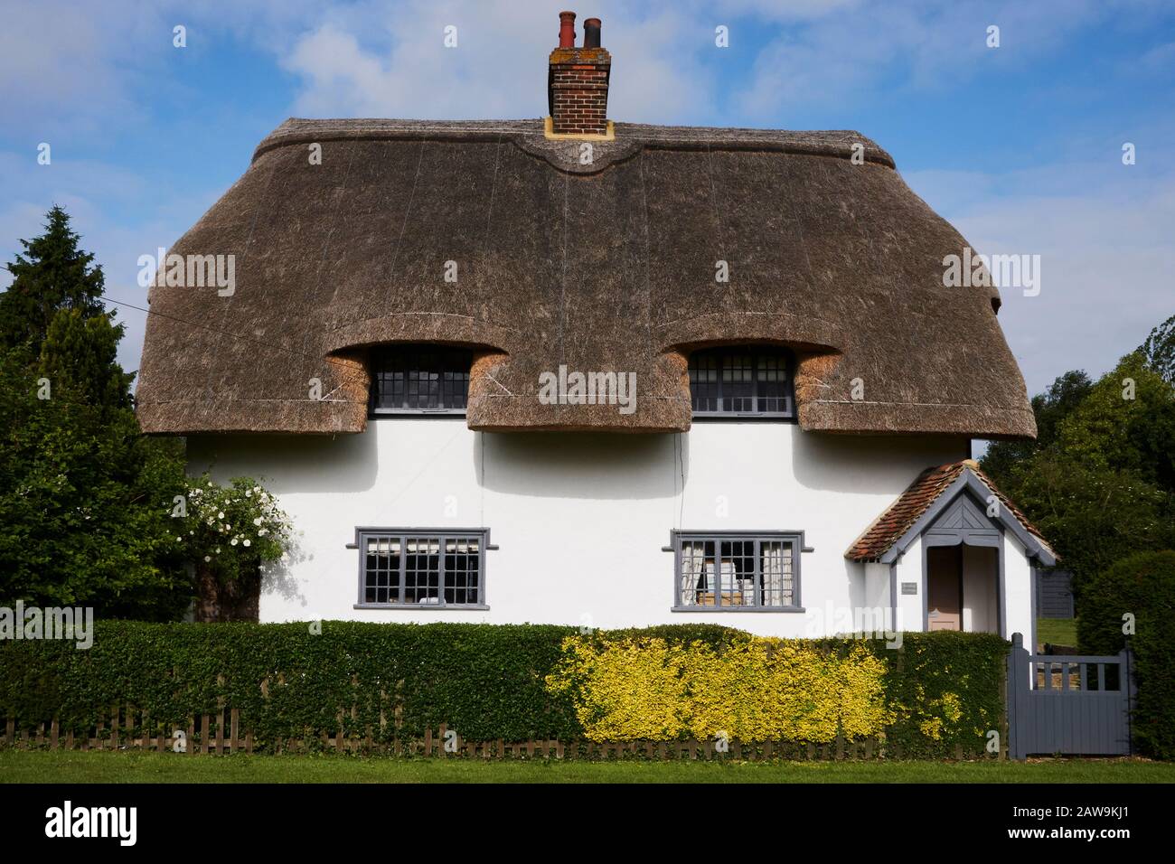 Casa de campo con techo de paja, Essex, Reino Unido Foto de stock