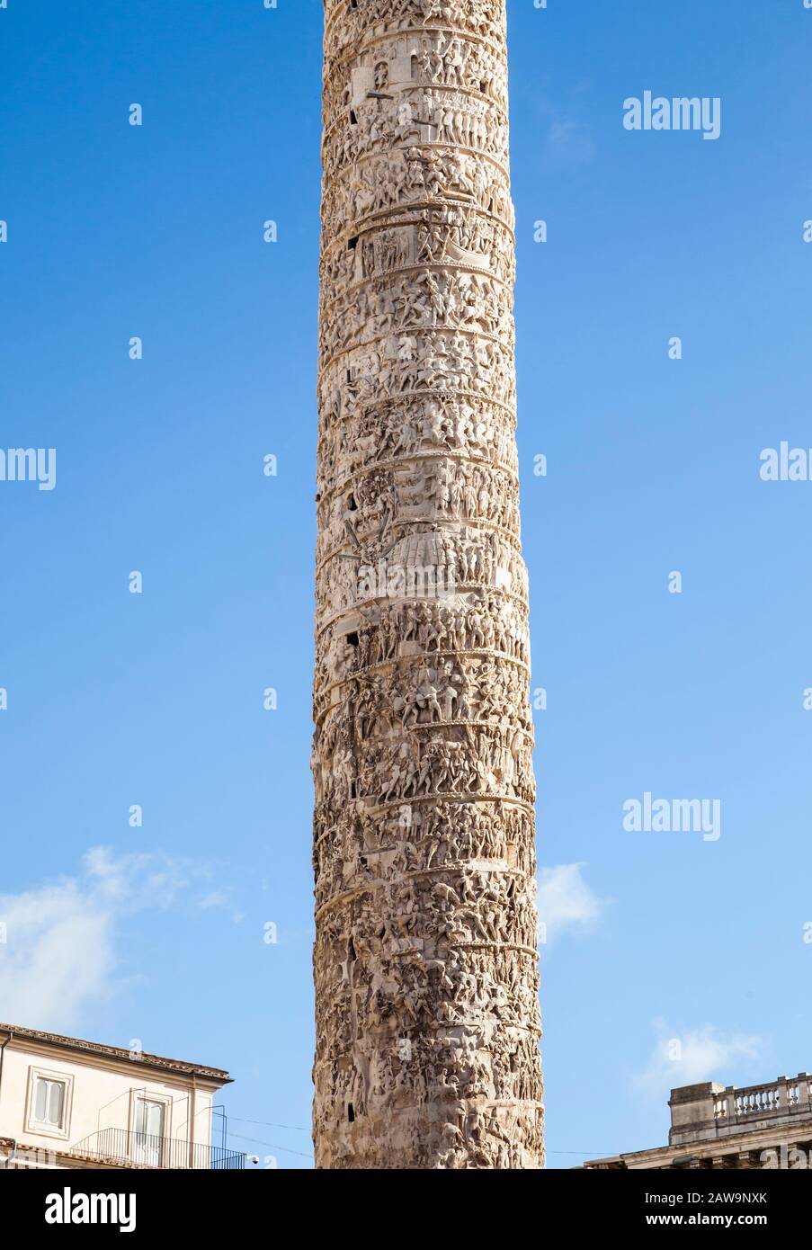 Columna De Marco Aurelio, Roma Italia. 193 DC. Tiene 130 pies de altura y las tallas en los 27 bloques de mármol de Carrara cuentan la historia Foto de stock