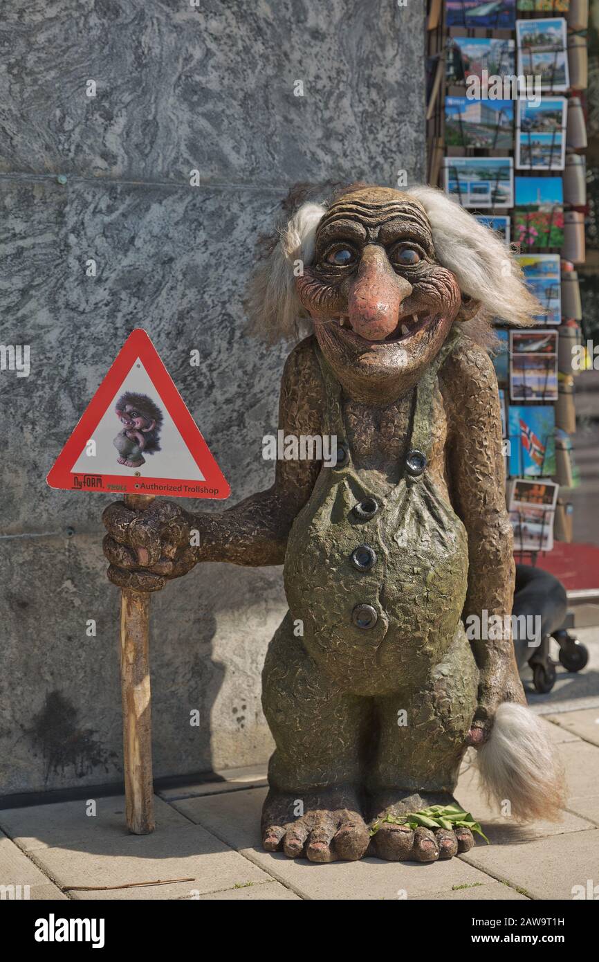 Oslo, NORUEGA - 27 DE MAYO de 2017: Figura de troll frente a una tienda de  recuerdos