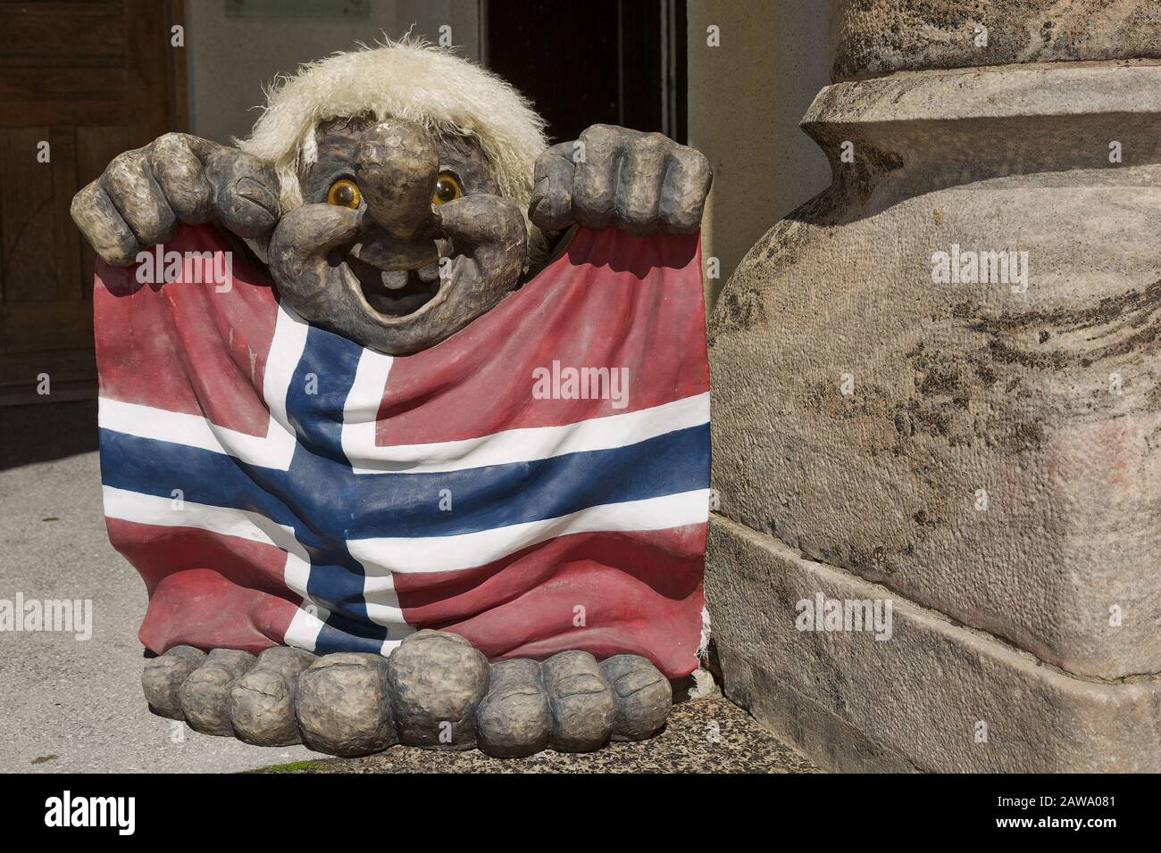 Alesund, NORUEGA - 29 DE MAYO de 2017: Figura troll con bandera frente a una tienda de recuerdos en Alesund, Noruega. Troll es una clase de ser en el mitolo nórdico Foto de stock