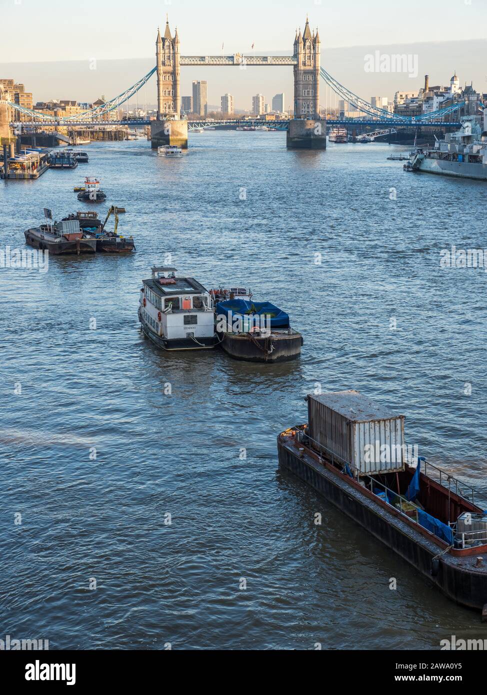 Tower Bridge, en Dusk, River Thames, City of London , Inglaterra, Reino Unido, GB. Foto de stock