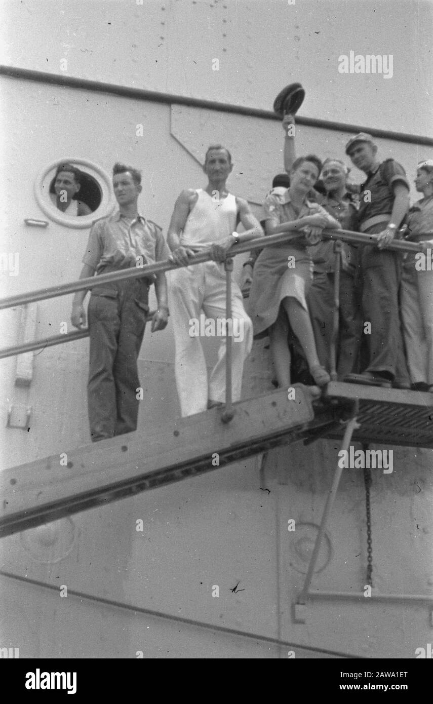 Adiós Coronel J. Sluyter Soldados y otros pasajeros que se lanan al muelle desde el M.S. Ruys Fecha: 23 de noviembre de 1946 ubicación: Indonesia Dutch East Indies Foto de stock