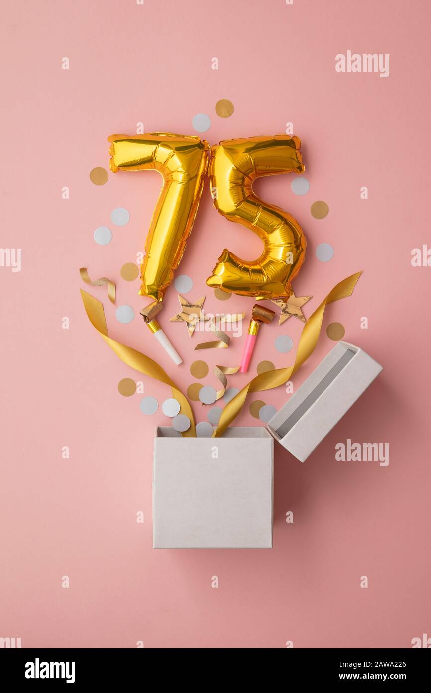 Número 75 cumpleaños globo celebración caja de regalo laico plano explosión  Fotografía de stock - Alamy