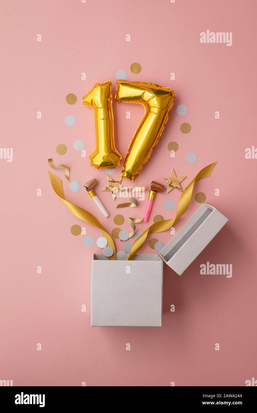 Número 17 cumpleaños globo celebración caja de regalo laico plano explosión  Fotografía de stock - Alamy