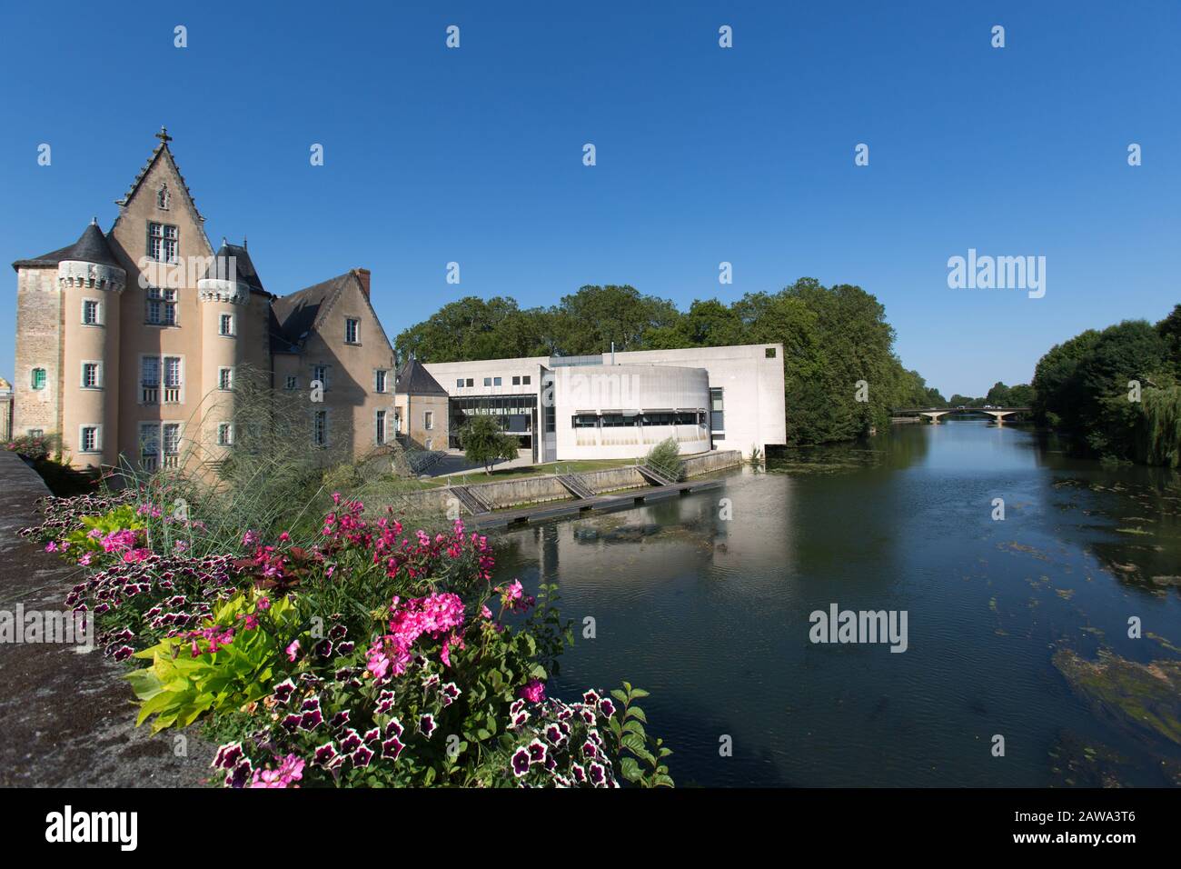 Ciudad De La Fleche, Francia. Pintoresca vista de verano del río Loir en la Fleche, con el castillo medieval de Carmes en el fondo. Foto de stock